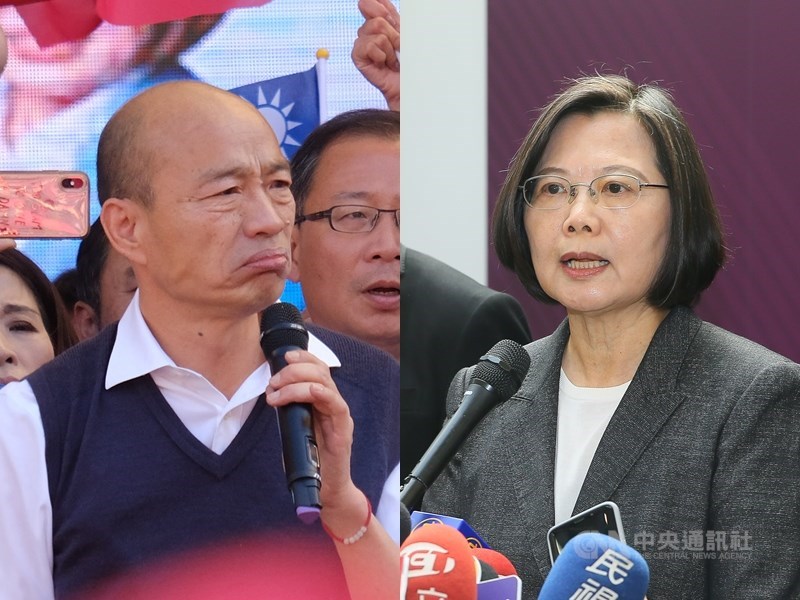 總統蔡英文(右)5日表示,當國人為國軍將士的殉職同感哀傷時刻,韓國瑜卻用「台灣中邪了、國運不昌隆」這樣的話語消費將士犧牲,是對逝者最大不敬,也是對生者最殘忍的傷害。(中央社檔案照片)