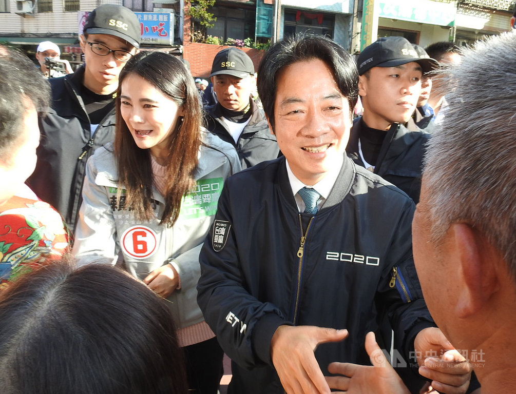 民進黨副總統候選人賴清德(前右)6日上午陪同黨籍新北市立委候選人賴品妤(前左)從新北萬里出發,展開全台車隊大掃街,鄉親熱情力挺。中央社記者王鴻國攝 109年1月6日