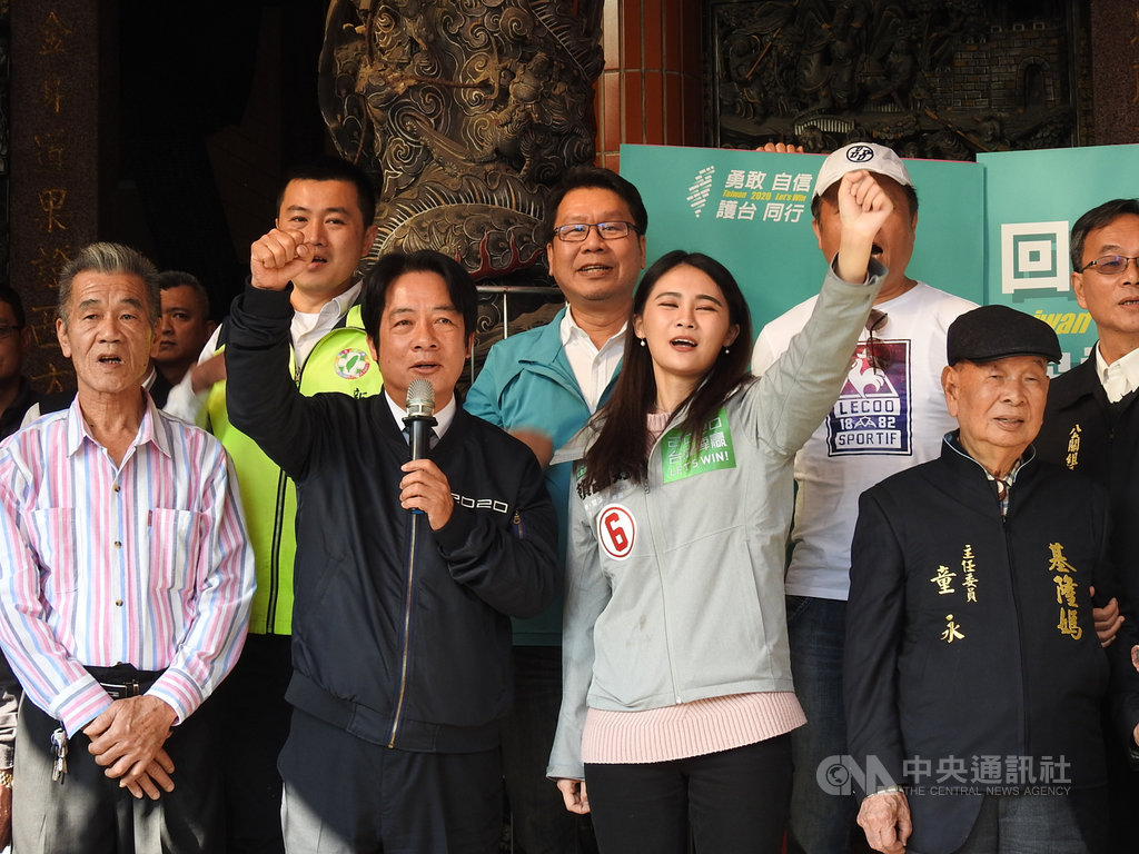 民進黨副總統候選人賴清德(前左2)6日上午從新北萬里展開全台車隊大掃街,出發前先到萬里昭靈宮參香祈福。圖前右2為民進黨新北市立委候選人賴品妤。中央社記者王鴻國攝 109年1月6日
