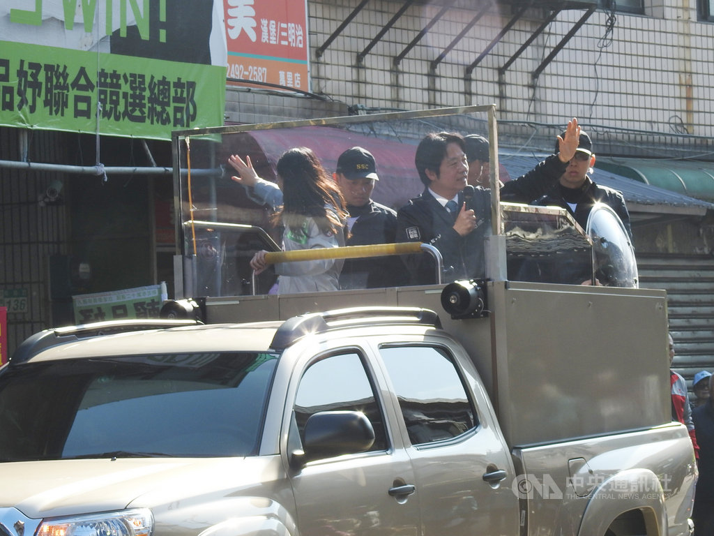 民進黨副總統候選人賴清德(前右)6日上午從故鄉萬里出發,展開全台車隊大掃街,向民眾揮手拜票。中央社記者王鴻國攝 109年1月6日