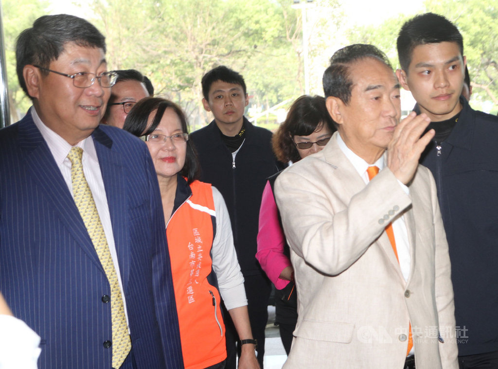 親民黨總統候選人宋楚瑜(右2)6日前往台南市新市區參訪南茂科技股份有限公司參訪,南茂董事長鄭世杰(前左)接待陪同。中央社記者楊思瑞攝 109年1月6日