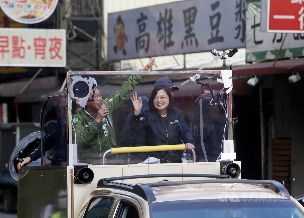 民進黨總統候選人蔡英文(右)6日來到高雄市鳳山區,陪同民進黨立委候選人許智傑(左)車隊掃街,蔡總統比出3號OK手勢,向沿路熱情民眾感謝力挺支持。中央社記者董俊志攝 109年1月6日