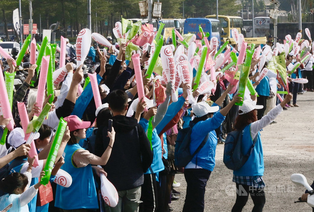 總統蔡英文6日陪同民進黨高雄市立委候選人許智傑進行車隊掃街,沿途有不少支持者高舉加油棒與旗幟,為蔡總統及許智傑加油打氣。中央社記者董俊志攝 109年1月6日