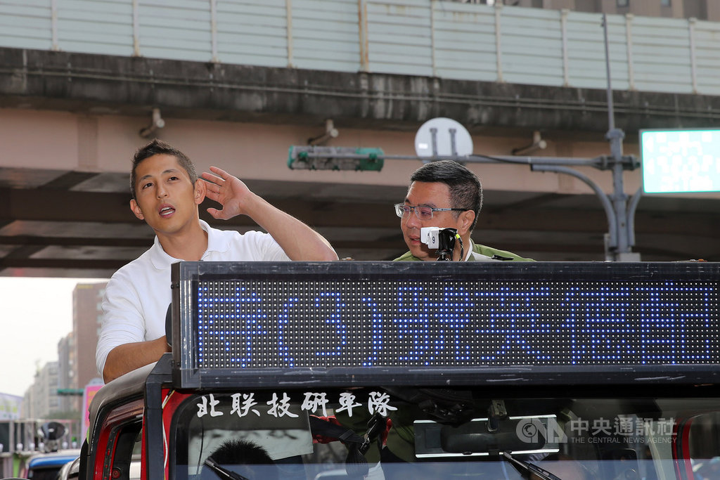 把握選前最後黃金週,民進黨主席卓榮泰(右)6日輔選馬不停蹄,下午陪同黨籍台北市立委候選人吳怡農(左)展開車隊掃街,籲請選民全力支持。中央社記者郭日曉攝 109年1月6日