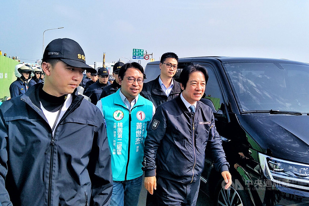 民進黨副總統候選人賴清德(前右)6日陪同桃園市第2選區立委候選人黃世杰(前右2)掃街拜票。賴清德表示,台灣會失去邦交國是因中國大陸的打壓,在選舉期間,希望台灣內部能團結一致對外,因為侵犯台灣主權、危害民主的就是中國。中央社記者吳睿騏桃園攝 109年1月6日