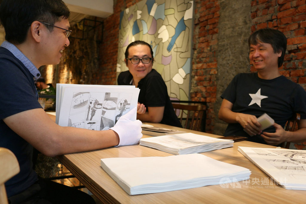 以作家吳明益(左)同名小說為本的「天橋上的魔術師圖像版」,歷時4年籌備,由漫畫家阮光民(中)與小莊(右)合作完成後終於問世,創造跨形式轉繹。(新經典文化提供)中央社記者陳政偉傳真 109年1月6日