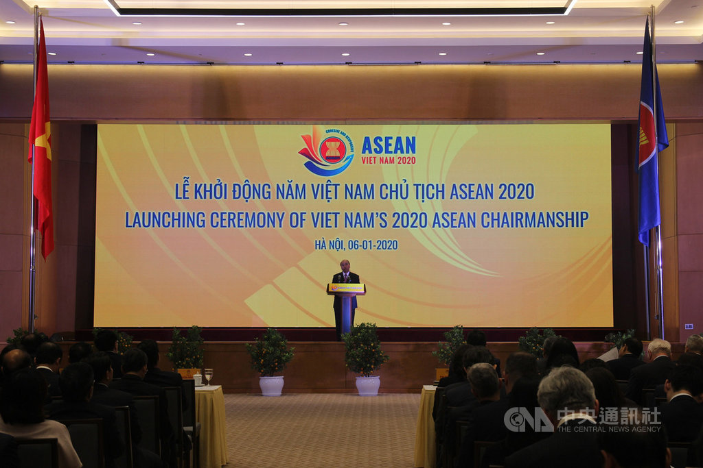 越南今年擔任東協輪值主席國。越南政府6日在河內市舉行擔任2020年東協輪值主席國的啟動儀式,越南相關部門官員與東協各國駐越南大使等代表出席。圖為越南總理阮春福在儀式上致詞。中央社河內攝 109年1月6日