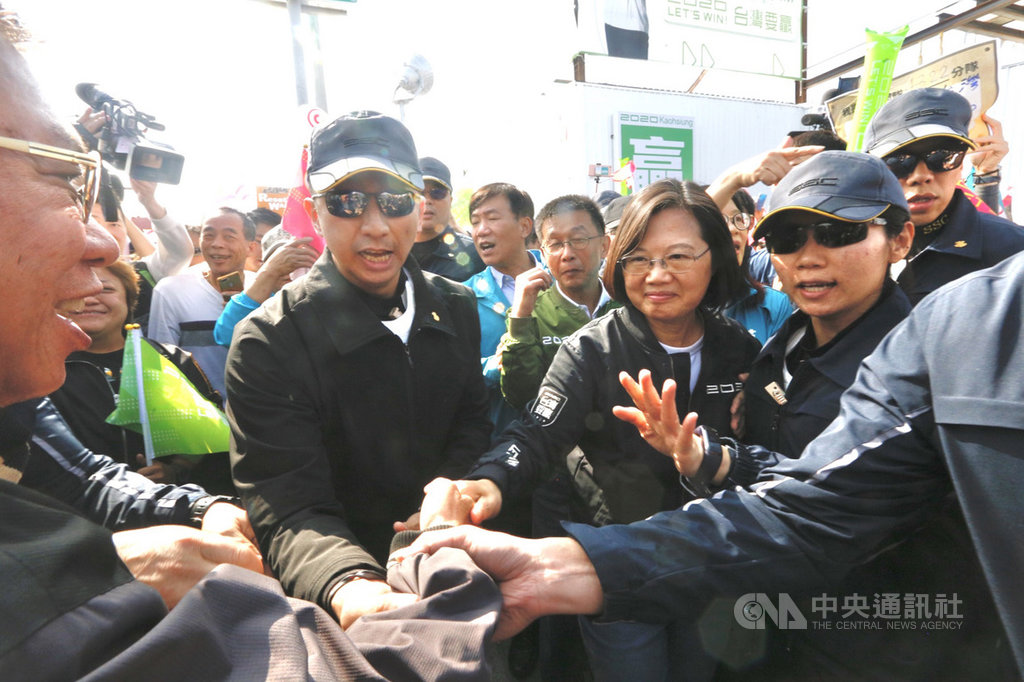 總統蔡英文(前右2)6日陪同民進黨高雄市第7選區(鳳山區)立委候選人許智傑車隊掃街拜票,當蔡總統座車抵達許智傑競總現場,民眾爭相與蔡總統握手,並為蔡總統加油打氣。中央社記者董俊志攝 109年1月6日