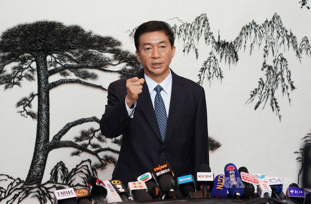 新任北京中央駐香港聯絡辦公室主任駱惠寧,6日在中聯辦發表就職後首度公開談話。他說,這半年來,香港情勢讓人揪心,大家都熱切期盼香港能「重回正軌」。(中通社提供)中央社 109年1月6日