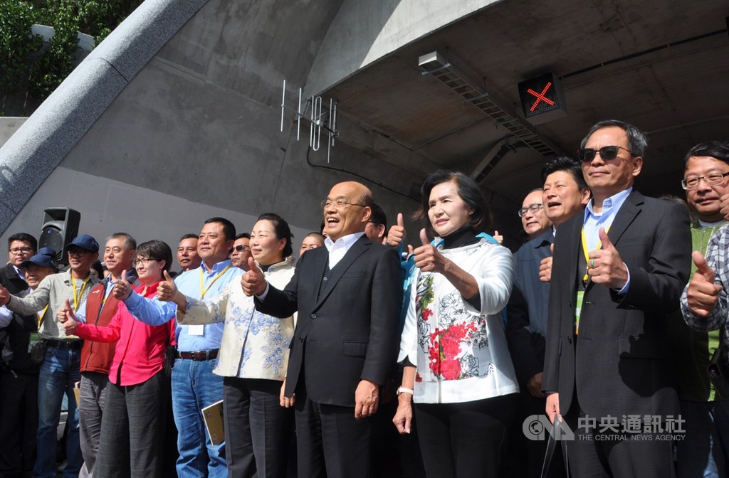 行政院長蘇貞昌(前右3)6日前往蘇花改谷風隧道南口主持蘇花改全線通車典禮,致詞時表示,這次的通車不是結束,而是新階段將持續進行。中央社記者沈如峰宜蘭縣攝 109年1月6日