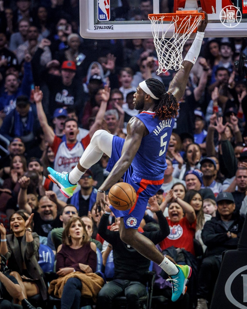 美國職籃NBA洛杉磯快艇的哈洛(前)5日從板凳出發砍進34分,全隊3人得分30分以上,是隊史50年來首見。(圖取自twitter.com/LAClippers)