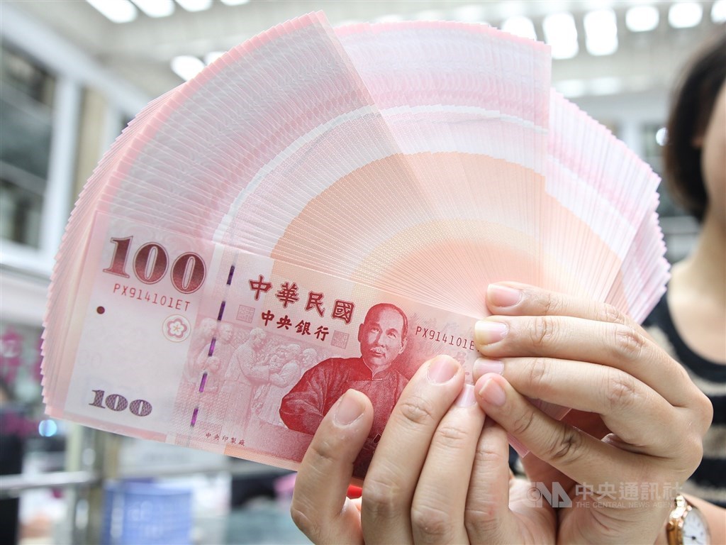 中央銀行6日宣布,為了便利民眾春節前兌換新鈔,8家金融機構、選定454家分行做為兌鈔地點,將於1月16日起、連續5個營業日進行新鈔兌換。(中央社檔案照片)