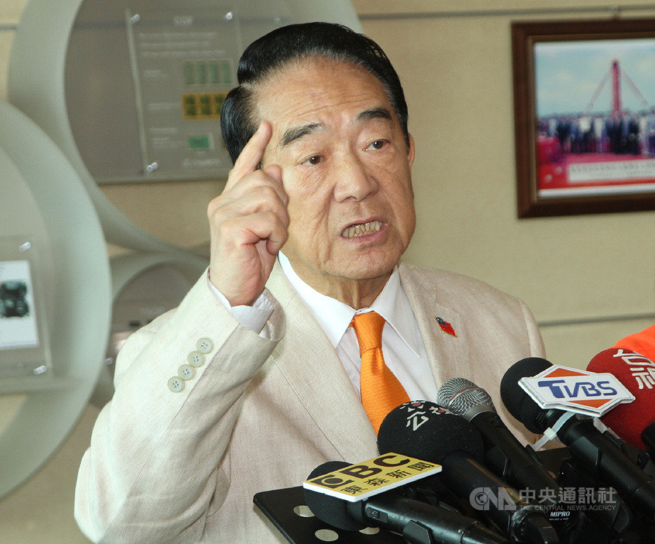 中國國民黨總統候選人韓國瑜稱黑鷹直升機失事是「國運不昌隆」等,引發爭議;親民黨總統候選人宋楚瑜(圖)6日接受媒體聯訪時說:「這樣的人能繼承國民黨過去的光榮傳統、可以領導國家嗎?」中央社記者楊思瑞攝 109年1月6日