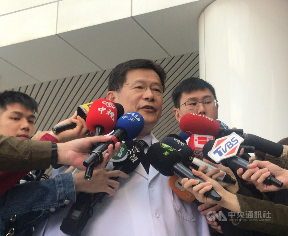 國軍黑鷹直升機2日失事,5名傷者送往三軍總醫院治療。三總院長蔡建松(中)6日表示,後次室次長黃佑民中將、軍聞社記者陳映竹經連日治療,病情已逐漸穩定,上午已從加護病房轉回普通病房,傷勢較輕的通次室次長曹進平中將最快8日可評估出院。中央社記者張茗喧攝 109年1月6日