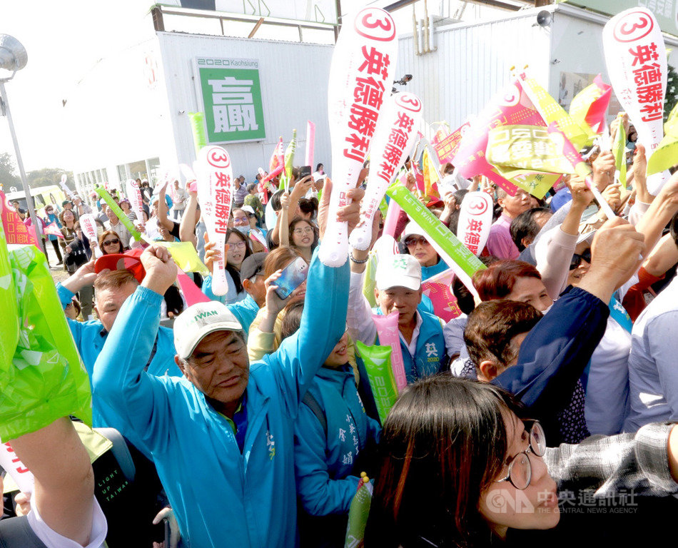 總統蔡英文6日陪同民進黨高雄市立委候選人許智傑車隊掃街拜票,大批支持者高舉加油棒與旗幟,熱情為蔡總統與許智傑加油。中央社記者董俊志攝 109年1月6日