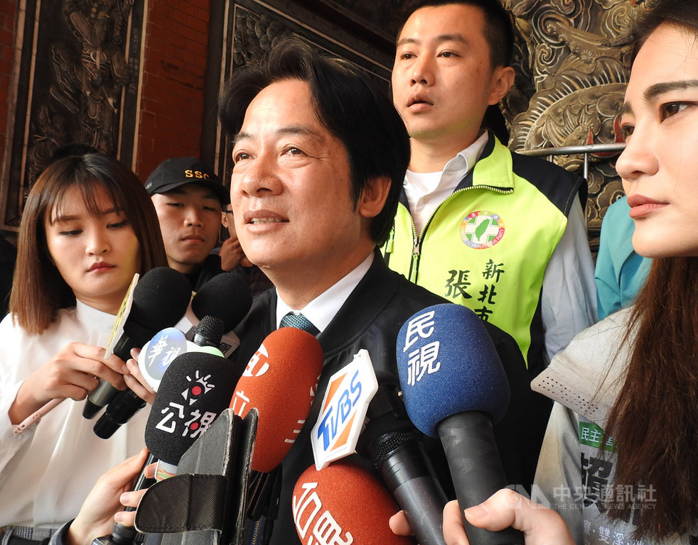 民主進步黨副總統候選人賴清德(前中)6日上午從故鄉新北市萬里區出發,展開車隊大掃街。他承諾如果當選,一定全力輔佐總統蔡英文,受訪時稱外界指將取代蔡總統說法是「胡說八道」,表示國家有體制,絕不可能發生這種事。中央社記者王鴻國攝 109年1月6日