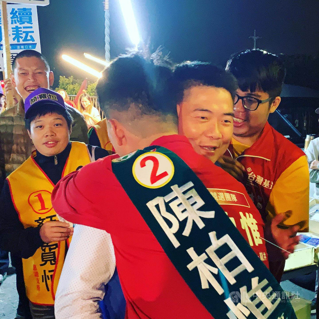尋求連任的國民黨台中市第2選區立委顏寬恒(後者),6日晚間在龍井區夜市拜票時,與同選區對手台灣基進立委候選人陳柏惟(前者)相遇,兩人擁抱展現風度。(陳柏惟競選團隊提供)中央社記者蘇木春傳真 109年1月7日
