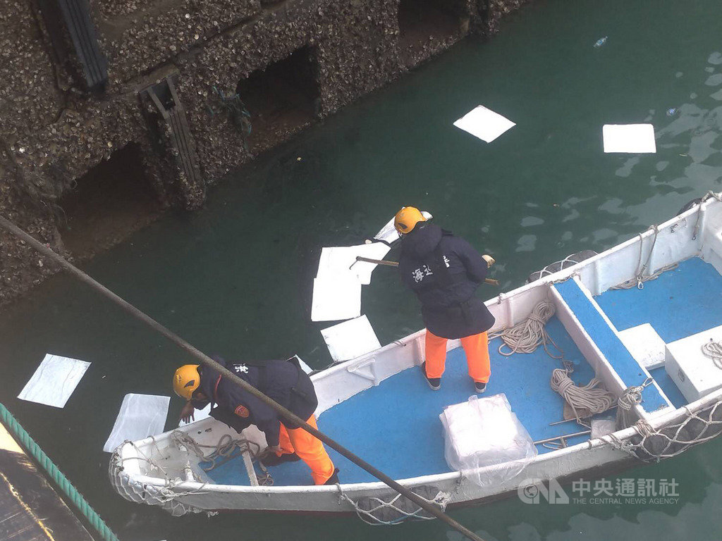 馬祖南竿福澳港區7日發生廢油污染情事,岸巡隊派員趕往現場進行防堵作業,防止油污染擴散。(馬祖岸巡隊提供)中央社 109年1月7日
