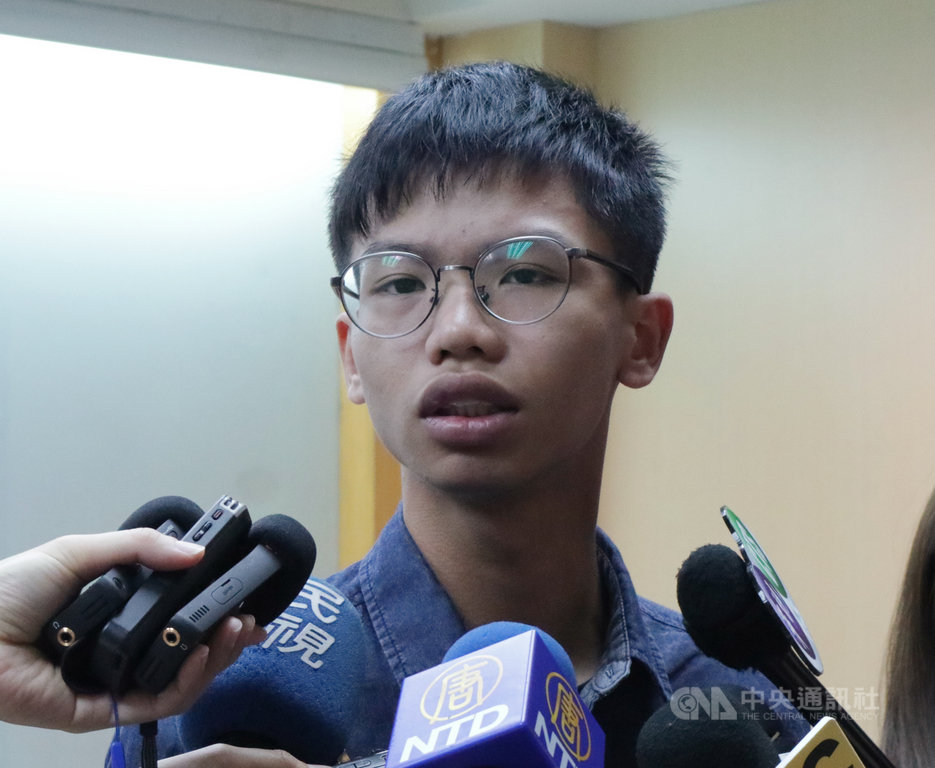 香港學運人士鍾翰林(圖)7日表示,2019年6月曾來台向政府反映港人求助的技術性問題,意在提供建議,並非指責台灣。圖為鍾翰林當時在台出席記者會。中央社記者繆宗翰攝 109年1月7日