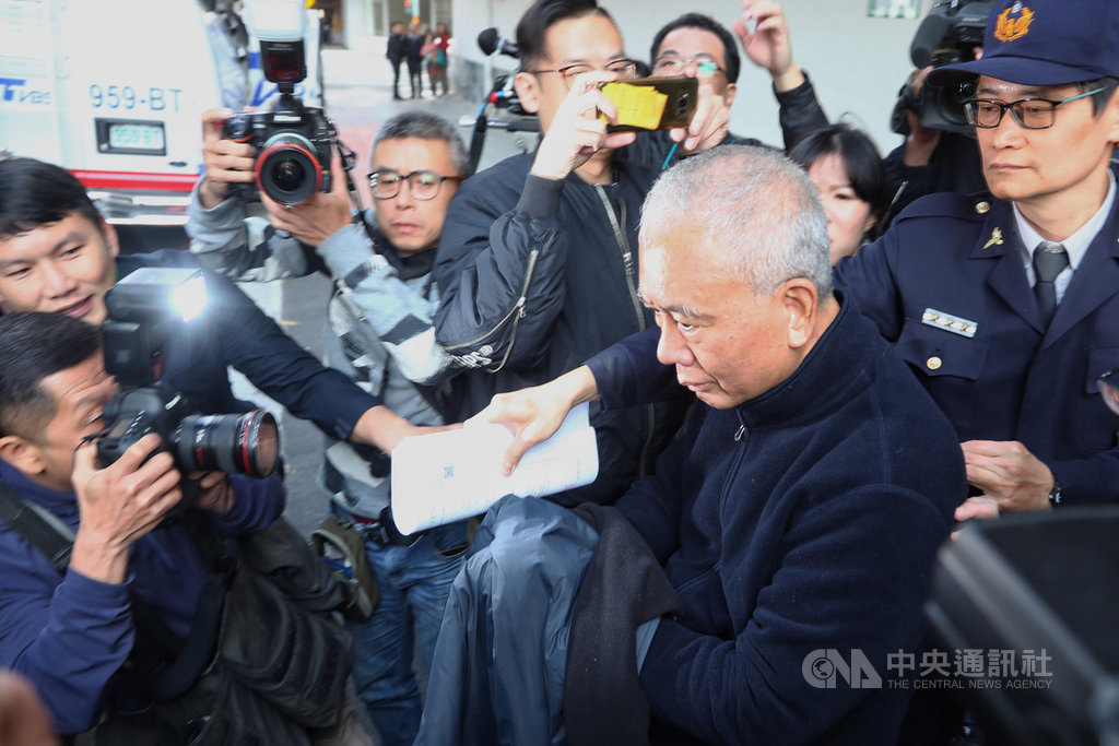 頂新前董事長魏應充(右2)涉劣油案,被判刑確定,魏應充8日上午到台北地檢署執行科報到,隨後由法警押解上車。中央社記者王騰毅攝 109年1月8日