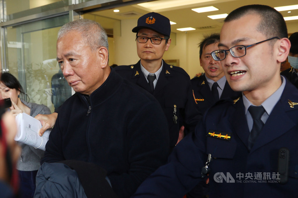 頂新前董事長魏應充(前左)涉劣油案,被判刑確定,魏應充8日上午到台北地檢署執行科報到,隨後由法警押解上車發監執行,面對媒體提問不發一語。中央社記者王騰毅攝 109年1月8日