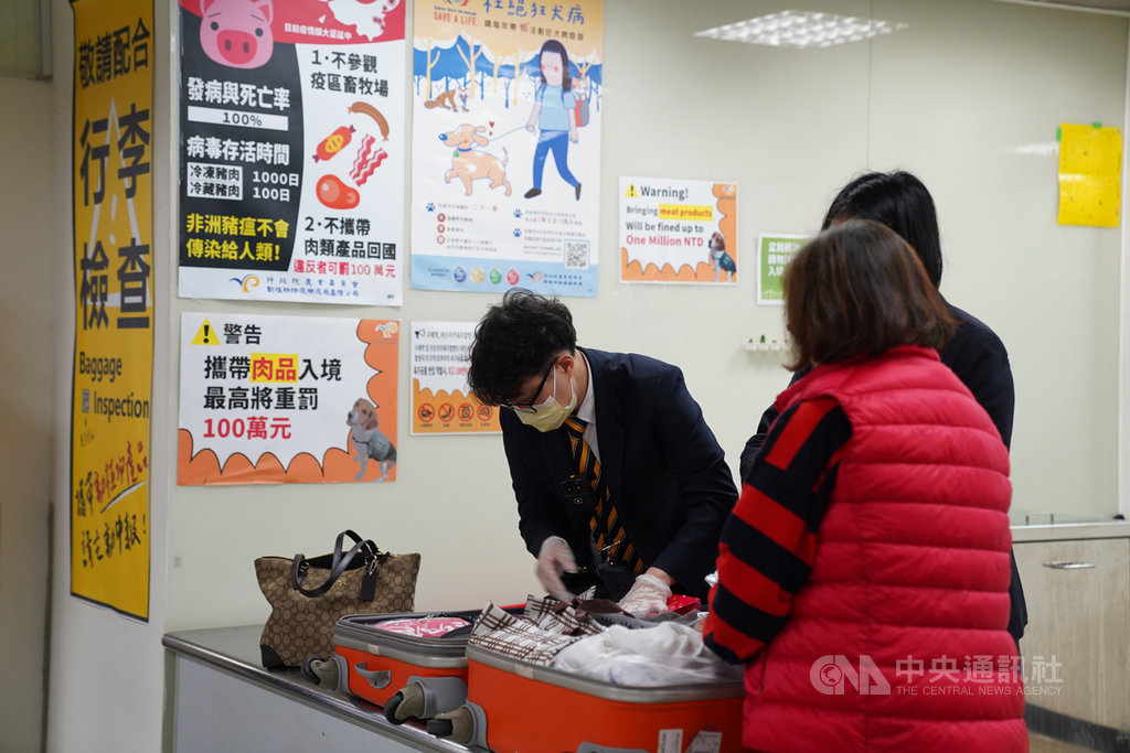 農曆春節即將來臨,各地機場為防止非洲豬瘟透過旅客攜帶的肉製品、春節禮盒、禮品等傳入國內,展開春節整備作業,檢疫人員8日在松山機場針對可疑手提行李加強檢查。中央社記者徐肇昌攝 109年1月8日
