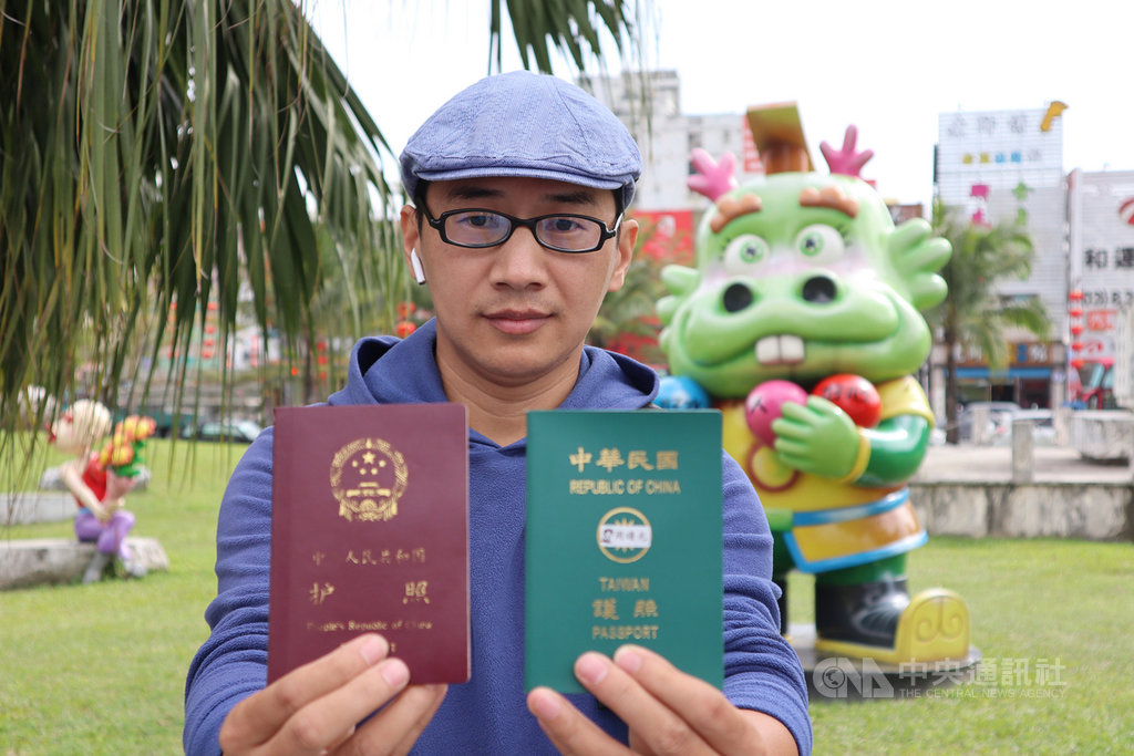 周曙光原籍中國湖南省寧鄉縣,依親移居台灣取得身分證後,2018年6月拿到中華民國護照。當時移民署依法要求周曙光完成相關法律文書的公證,但沒有要求他對中國護照做任何處理,所以他擁有兩本護照。中央社記者李先鳳攝 109年1月8日