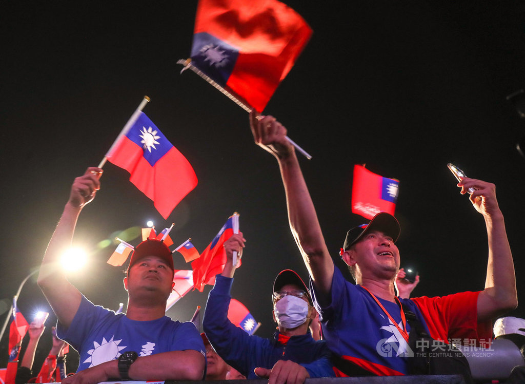 國民黨總統候選人韓國瑜9日晚間號召百萬庶民前進總統府前凱達格蘭大道,許多與會支持者身上滿是國旗裝飾,手持國旗揮舞,讓現場旗海飄揚、熱情沸騰中央社記者裴禛攝 109年1月9日