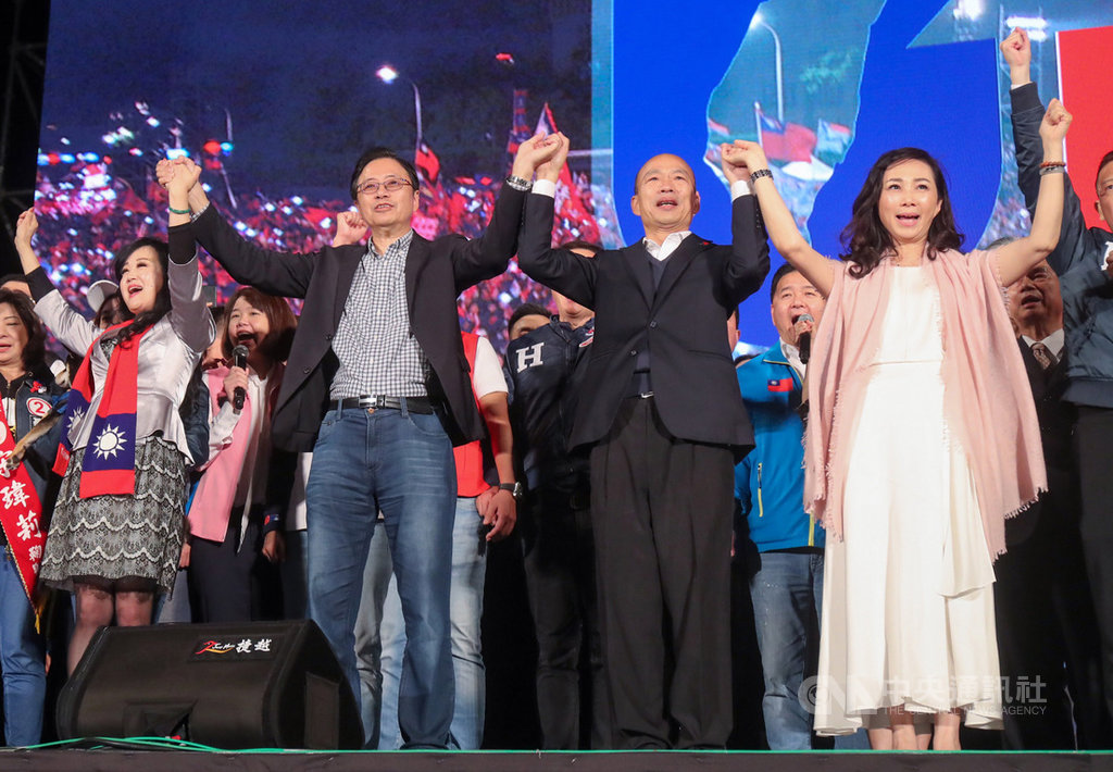 國民黨總統候選人韓國瑜(前右2)與妻子李佳芬(前右),以及黨副總統候選人張善政(前左2)與妻子張琦雅(前左)9日晚間在凱達格蘭大道同台造勢。中央社記者裴禛攝 109年1月9日