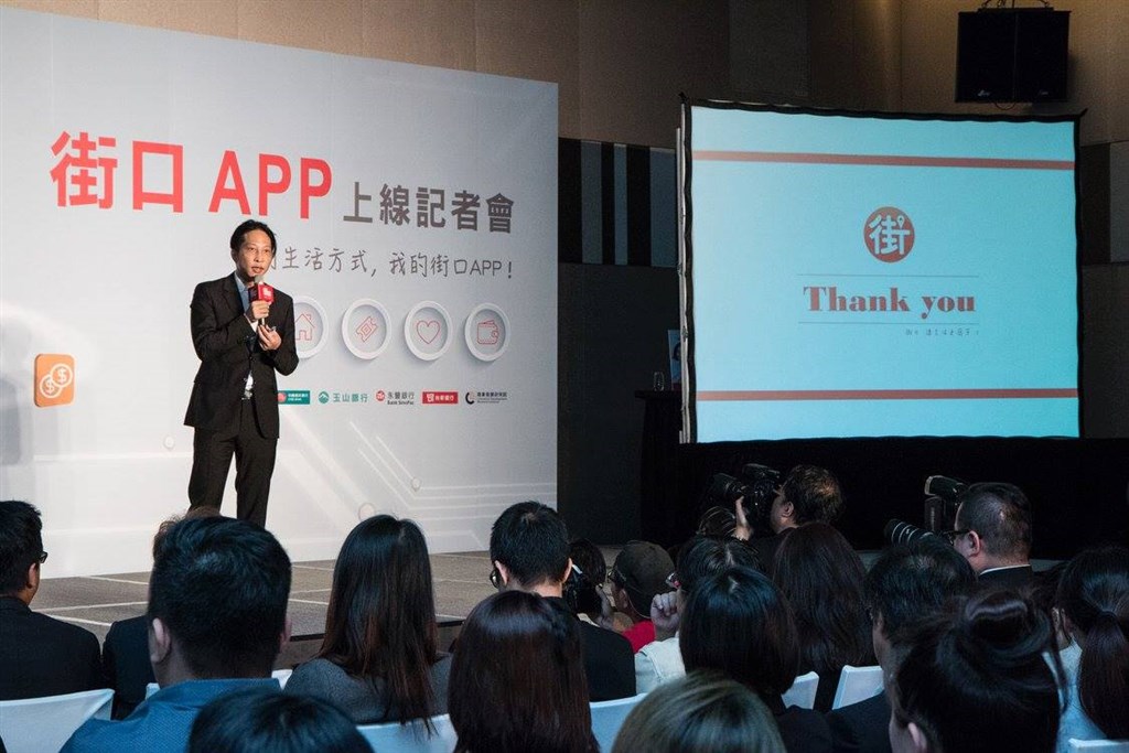 街口執行長胡亦嘉(後)8日推出託付寶,金管會9日對此表示,涉及保障收益概念就不合規,且不能進監理沙盒實驗,胡亦嘉想創新就必須合法。(檔案照片/圖取自facebook.com/JKOPAY)