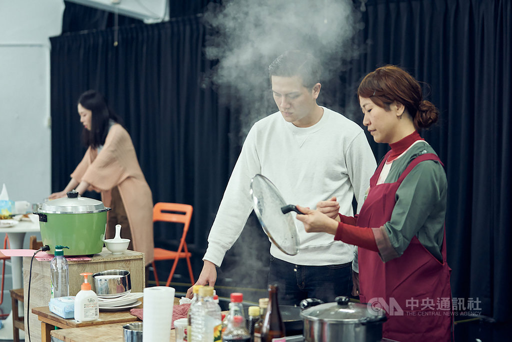 台南人劇團駐團導演蔡志擎全新編導劇碼「年夜飯」9日起演出,演員將首次挑戰在實驗劇場舞台上開伙,得一邊表演還得一邊烹煮料理,帶給現場觀眾視覺、聽覺、嗅覺的三重饗宴。(台南人劇團提供)中央社記者鄭景雯傳真 109年1月9日