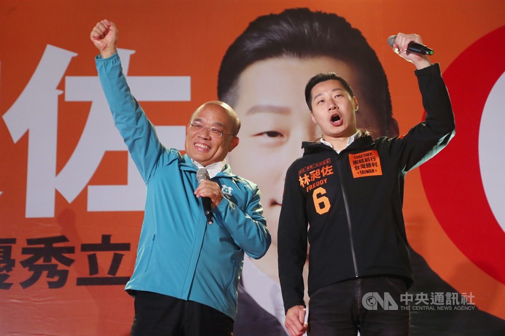 無黨籍台北市第5選區立委候選人林昶佐(右)9日晚間在龍山寺前廣場舉辦「中正萬華團結之夜」選前造勢晚會,行政院長蘇貞昌(左)跨黨派到場相挺,籲請選民全力支持優質立委續留國會。中央社記者王騰毅攝 109年1月9日