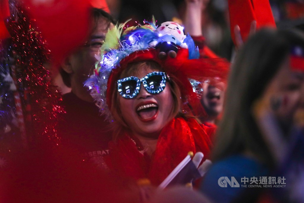 國民黨陣營選前倒數黃金時刻舉辦大型造勢活動,9日在總統府前凱達格蘭大道舉行「台灣安全 人民有錢–凱道勝利晚會」,一名支持者戴上LED頭飾,高喊口號為國民黨總統候選人韓國瑜加油,中央社記者裴禛攝 109年1月9日