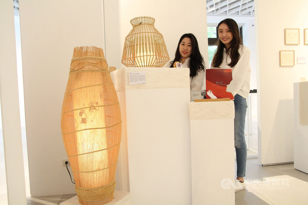 國立台北科技大學文化事業發展系學生劉曼菱(左)、唐惟真(右)設計竹編燈飾,呈現清末民初女性在父權社會束縛下,爭取成為新女性的意識和勇氣。(北科大提供)中央社記者許秩維傳真 109年1月9日