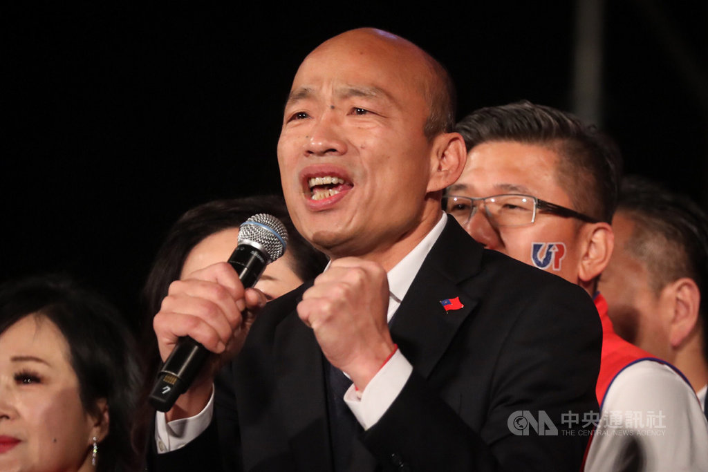 國民黨總統候選人韓國瑜9日晚間在凱道造勢,號召百萬庶民相挺,致詞時痛批民進黨執政後成了金光黨,並懇託選民,用一面國旗、一張選票代表決心,一起找回台灣人民的快樂和光榮。中央社記者裴禛攝 109年1月9日