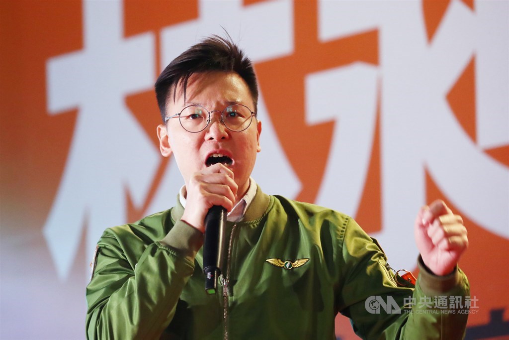 民進黨副秘書長林飛帆(圖)9日晚間到龍山寺前廣場,出席無黨籍台北市立委候選人林昶佐主辦的造勢活動,呼籲支持者不能夠大意,一定要去投票,務求票票入匭。中央社記者王騰毅攝 109年1月9日
