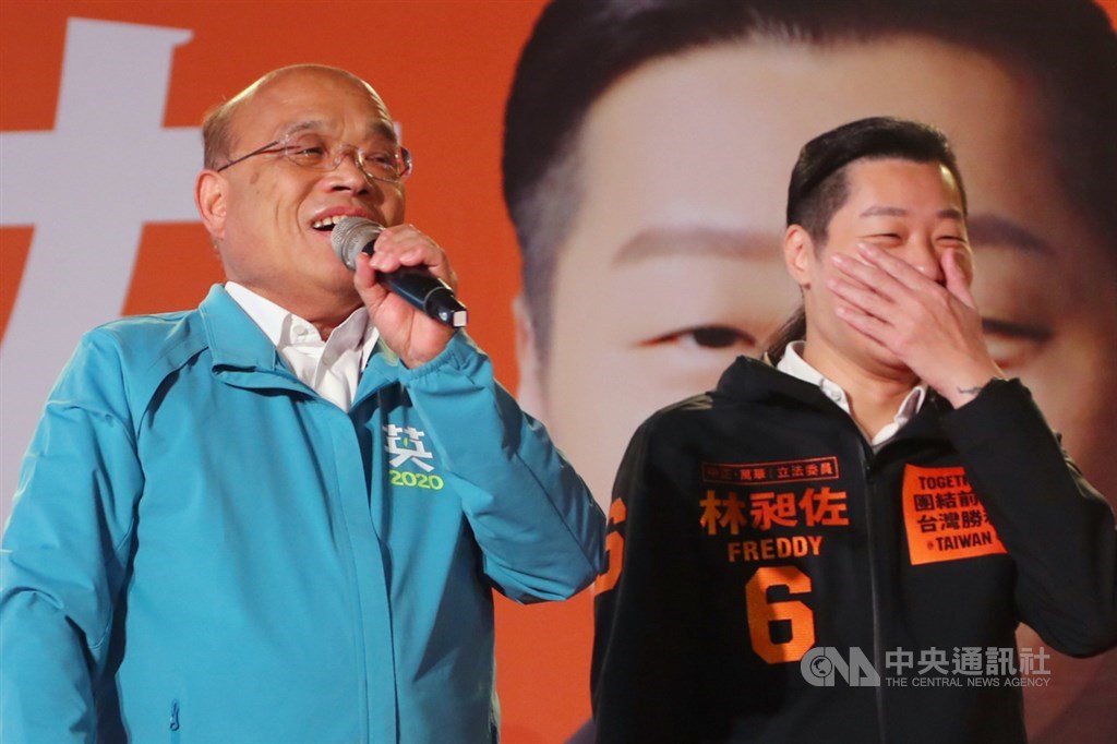 行政院長蘇貞昌(左)9日晚間出席無黨籍台北市立委候選人林昶佐(右)舉辦的「中正萬華團結之夜」造勢大會,蘇貞昌逗趣發言讓現場眾人忍不住笑出來。中央社記者王騰毅攝 109年1月9日