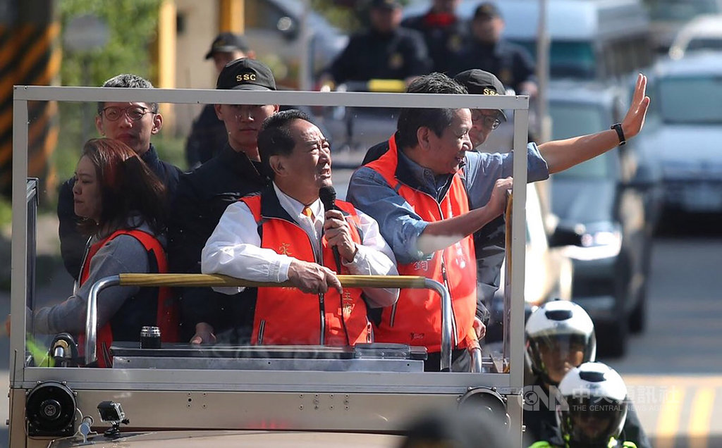 距離2020總統及立委選舉投票剩下不到48小時,親民黨總統候選人宋楚瑜(右2)9日赴桃園掃街拜票衝選情,再次重申他若當選總統,只做一任,不會爭取連任。(宋楚瑜競總提供)中央社記者邱俊欽桃園傳真 109年1月9日