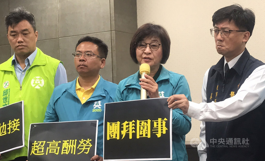 民進黨雲林縣第1選區立委候選人蘇治芬(右2)9日在競選幹部陪同下出席記者會,提及買票新招包括空中拋接、田中花生等,還有放毒誣指等奧步;針對對手張嘉郡陣營舉報綠營在遊覽車上發錢,蘇治芬強調,絕不可能。中央社記者姜宜菁攝 109年1月9日