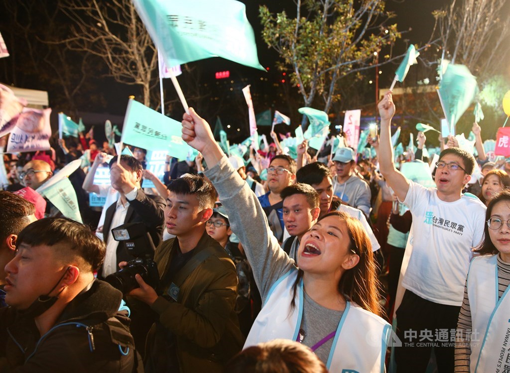 2020大選投票在即,台灣民眾黨10日晚間在台北車站行旅廣場舉行選前之夜造勢晚會,不少人搖旗吶喊表達支持。中央社記者謝佳璋攝 109年1月10日