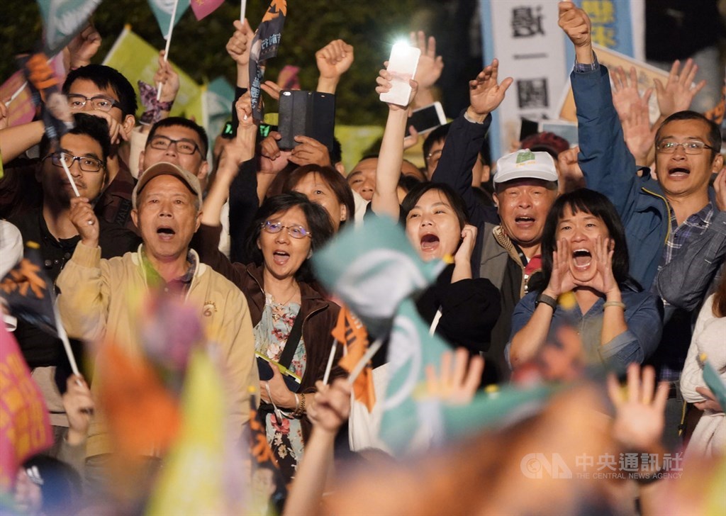 總統府前凱達格蘭大道10日選前之夜同樣熱鬧萬分,大量民進黨支持者湧入現場表達力挺,隨著台上主持人帶動奮力吶喊。中央社記者徐肇昌攝 109年1月10日