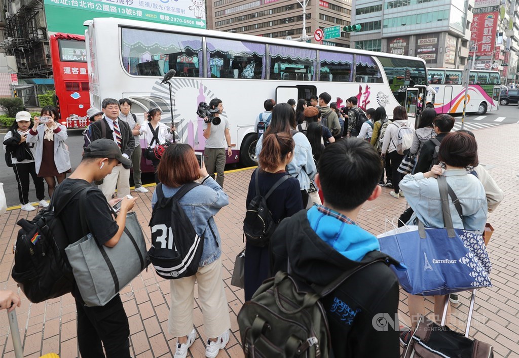 大批青年學子因「回家以後-2020青年民主返鄉列車」募資計畫受惠,得以用較為便宜的票價乘車返家投票,遊覽車10日下午陸續發車,台北車站外的集合點也湧現不少乘車人潮。中央社記者裴禛攝 109年1月10日