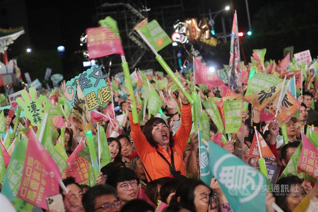 2020總統及立委選舉投票在即,民進黨10日晚間在台北凱道舉辦大型造勢活動全力催票,台下支持群眾也奮力吶喊、表達力挺。中央社記者吳家昇攝 109年1月10日