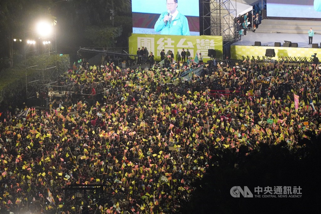總統及立委選舉投票在即,民進黨「團結台灣民主勝利之夜」造勢晚會10日在府前凱道登場,現場擠滿支持者,台上全力催票、台下熱情相應。中央社記者徐肇昌攝 109年1月10日