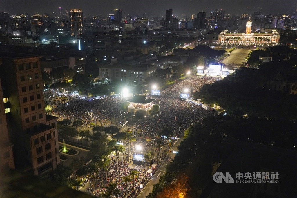 2020總統大選投票在即,民進黨10日晚間在台北市凱達格蘭大道舉辦「團結台灣民主勝利之夜」造勢活動,湧入大量人潮擠滿周邊道路,場面壯觀。中央社記者徐肇昌攝 109年1月10日