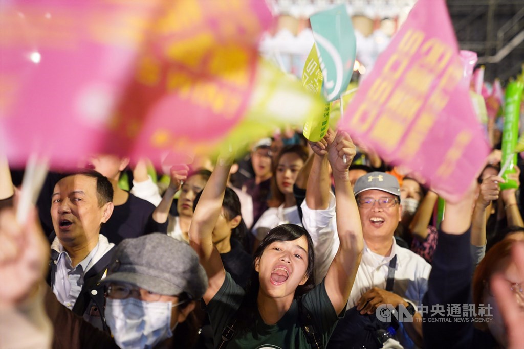 2020大選11日投票在即,民進黨10日選前之夜在總統府前凱達格蘭大道上造勢催票,現場支持者奮力揮舞旗幟、高喊口號,現場越夜越熱情。中央社記者徐肇昌攝 109年1月10日
