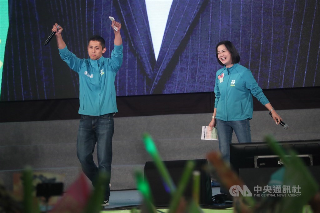 總統及立委選舉投票在即,民進黨10日晚間在台北凱道舉辦大型造勢活動,黨籍台北市立委候選人吳怡農(左)、吳思瑤(右)登台催票,全場熱情回應。中央社記者吳家昇攝 109年1月10日