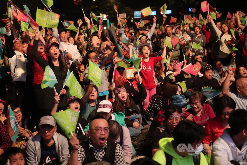 選前之夜,民進黨10日晚間在台北凱道舉行「民主勝利之夜」造勢晚會,現場湧入大批支持者,熱情揮舞旗幟、高呼口號,「凍蒜」聲此起彼落。中央社記者吳家昇攝 109年1月10日