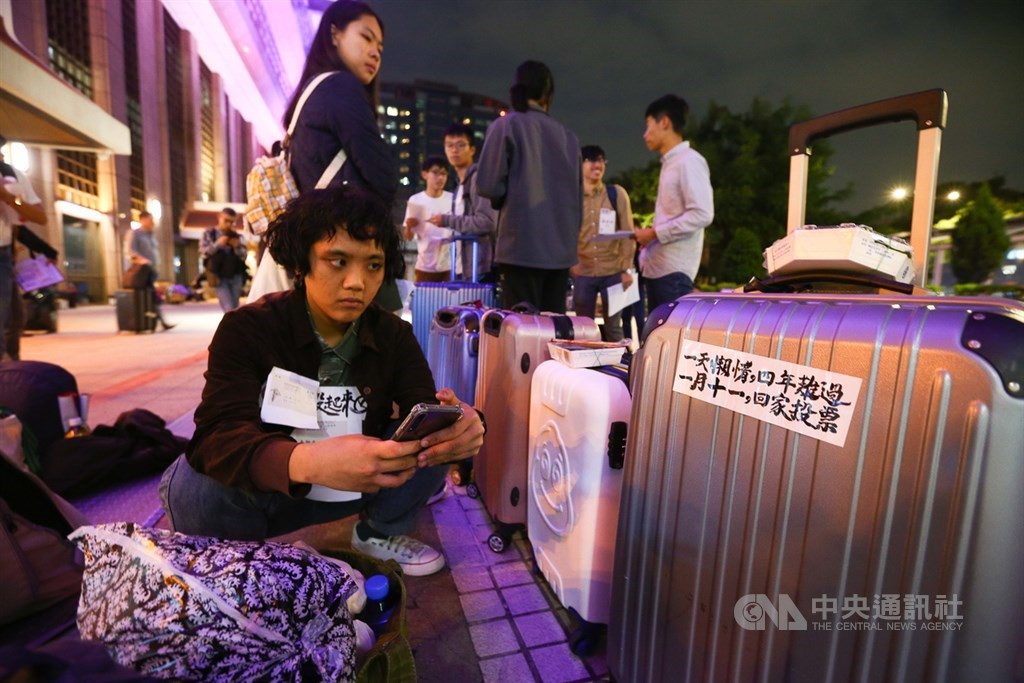 台灣大學、台灣師範大學和台灣科技大學3校學生會聯合發起返鄉投票專車活動「抱著咱的夢,來轉–2020返鄉投票列車」,10日晚間從台北車站發車,也呼籲在外求學的青年學子踴躍回家投票。中央社記者謝佳璋攝 109年1月10日