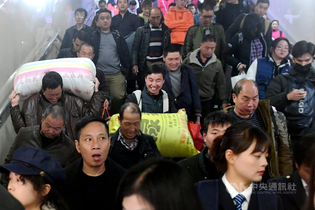 中國春運10日啟動,估計期間全國旅客發送量將達30億人次。美國醫學專家說,春運將增加武漢肺炎病毒在人群中的傳播。圖為9日旅客在福州火車站下車出站。(中新社提供) 中央社記者周慧盈北京傳真 109年1月10日